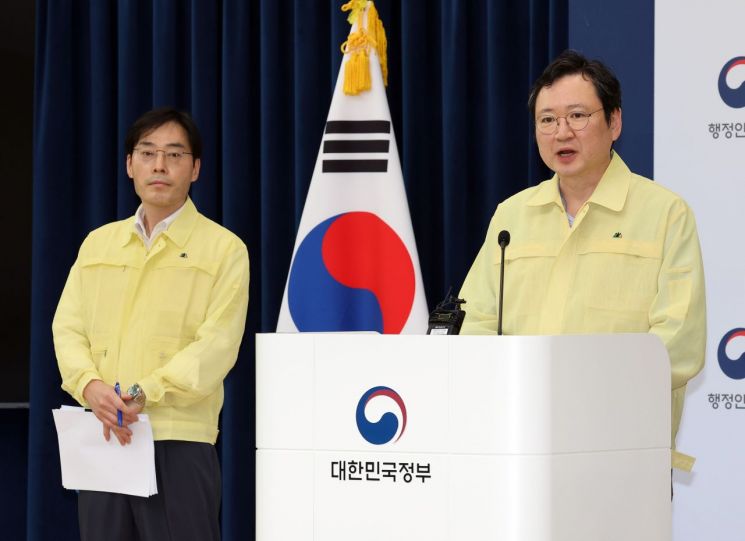 이재용 국가정보자원관리원장(오른쪽)이 지난 9월 29일 정부세종청사 민원동 공용브리핑실에서 열린 국가정보자원관리원 행정정보시스템 화재 관련 중대본 브리핑에서 기자들의 질문에 답하고 있다. 왼쪽은 이용석 디지털정부혁신실장. 연합뉴스