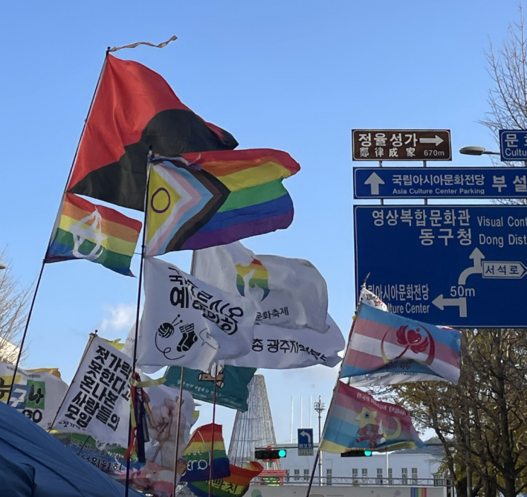 광주 금남로 일대에서 열린 퀴어문화축제에 무지개 깃발과 단체 깃발이 휘날리고 있다. 엑스 갈무리