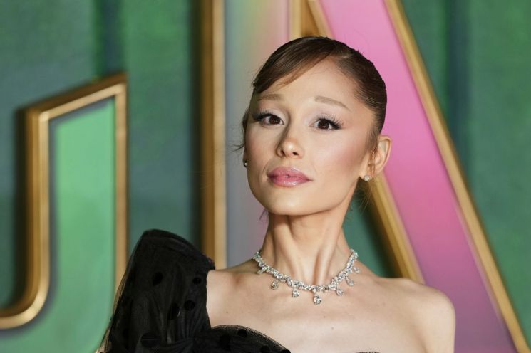 아리아나 그란데 "얼평은 소음…10대부터 전시된 표본으로 살았다"