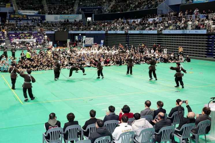 이동환 고양특례시장이 지난 29일 고양체육관에서 열린 '2025년 경기도지사기 줄넘기대회' 개회식에 참가해 참가자들을 응원하고 있다. 고양특례시 제공