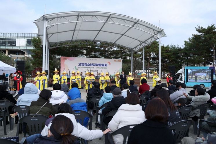 이동환 고양특례시장이 지난 29일 고양문화원 야외공연장에서 진행된 '고양 청소년 국악 발표회'에 참석해 축사를 하고 있다. 고양특례시 제공