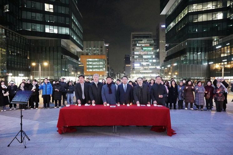 성남시, 판교역 광장 성탄트리 점등…신상진 시장 "따뜻함·희망 전하길"