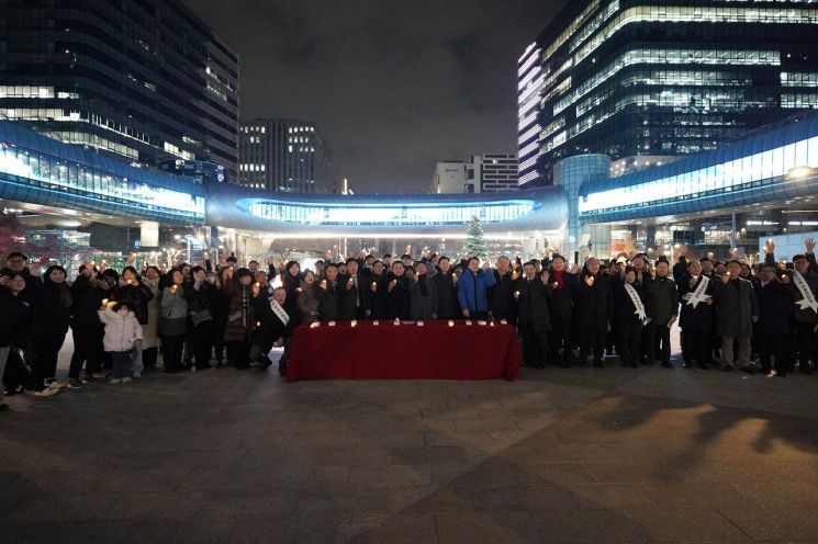 성남시, 판교역 광장 성탄트리 점등…신상진 시장 "따뜻함·희망 전하길"