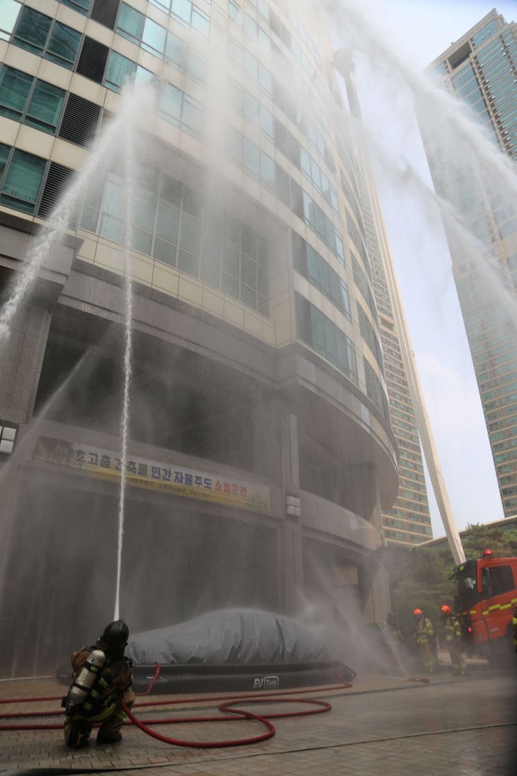 지난 2023년 타워팰리스에서 진행한 초고층 건축물 화재 대피훈련 모습. 서울시