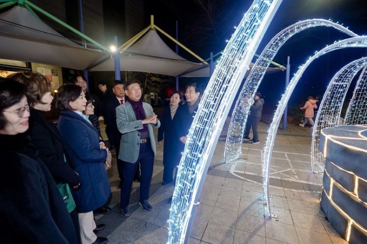 신상진 성남시장이 30일 '제11회 복정 어울림 빛 축제' 점등식 참석자들과 대화를 나누고 있다. 성남시 제공
