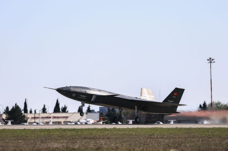 튀르키예, '세계 최초' 드론 공중공격 성공…새 드론 강국 떠오르나