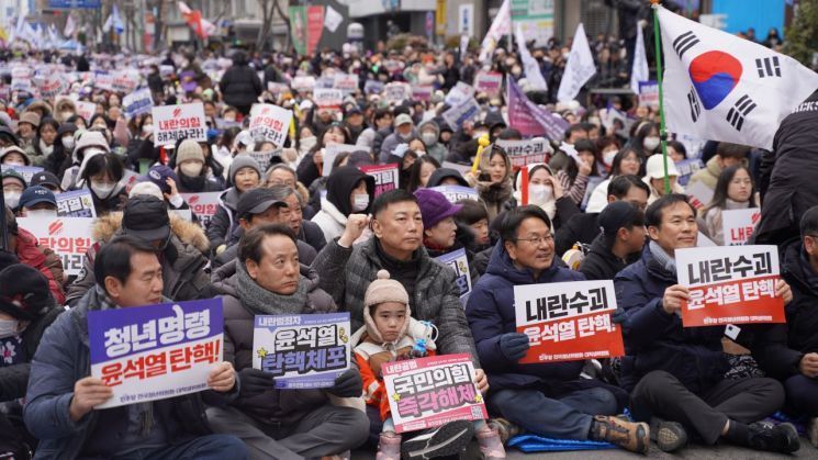 지난해 12월 14일 광주 동구 금남로 특설무대에서 열린 6차 광주시민 총궐기대회가 진행되는 가운데 강기정 광주시장을 비롯해 이정선 광주시교육감, 김승남 광주도시공사 사장, 임택 동구청장이 참석했다. 송보현 기자