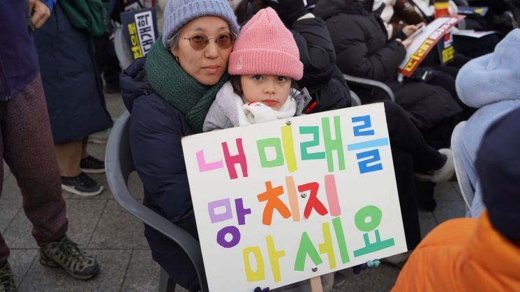 지난해 12월 7일 오후 5시 5·18민주광장에서 광주시민 4차 총궐기대회가 진행된 가운데 한 소녀가 직접 만든 '내 미래를 망치지 마세요' 손팻말을 들고 있다. 송보현 기자