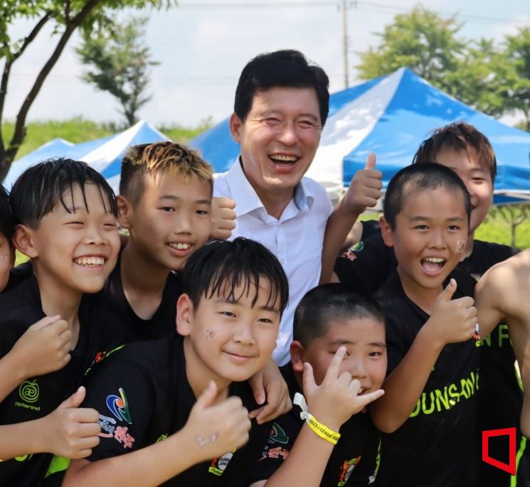 구자근 국회의원(국민의힘·경북 구미시갑)이 축구 꿈나무들과 함께/김이환 기자