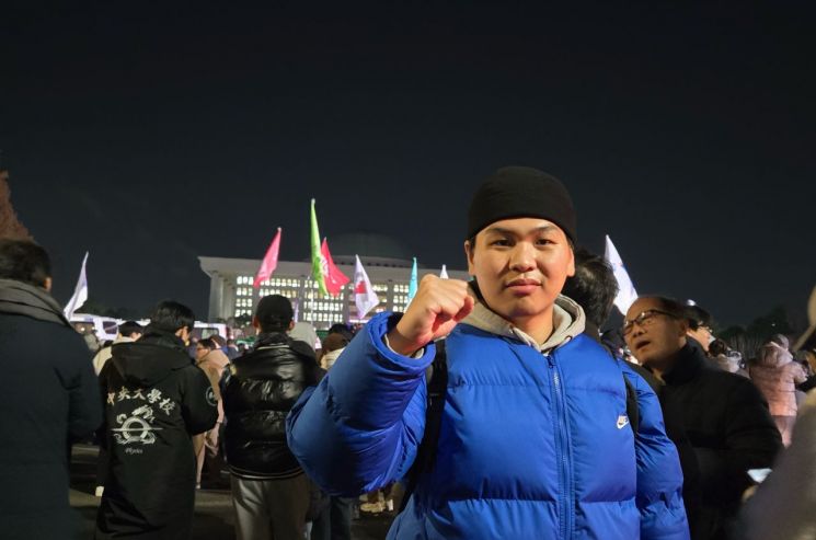 "계엄 불안증에 수시로 뉴스 확인"…다시 만난 그날의 시민들[12·3 비상계엄 1년]