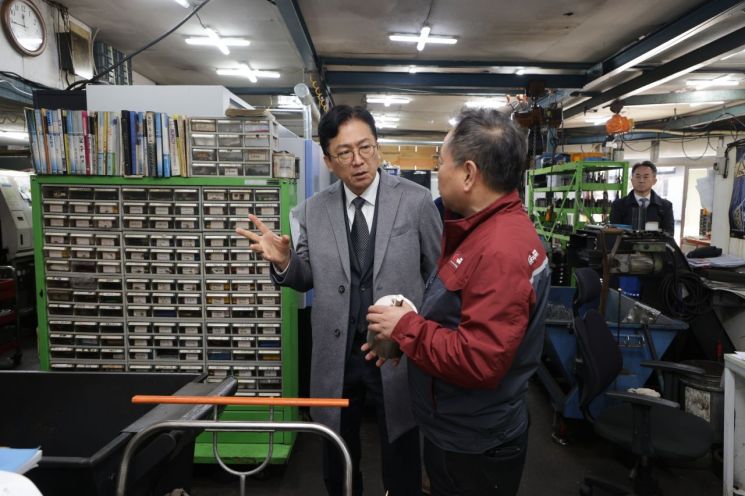 이병권 중소벤처기업부 제2차관이 1일 서울 영등포구 삼호정밀을 방문해 현장을 둘러보며 애로사항을 논의하고 있다. 중기부