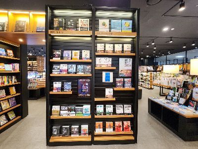 용인 시내 한 서점에 트렌드 서적이 하나의 코너를 이루고 있다. 서믿음 기자