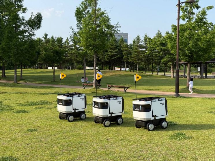 "Collecting Plastic Bottles... Just Call and It Comes" Autonomous Robot Debuts at Baedari Park in Pyeongtaek