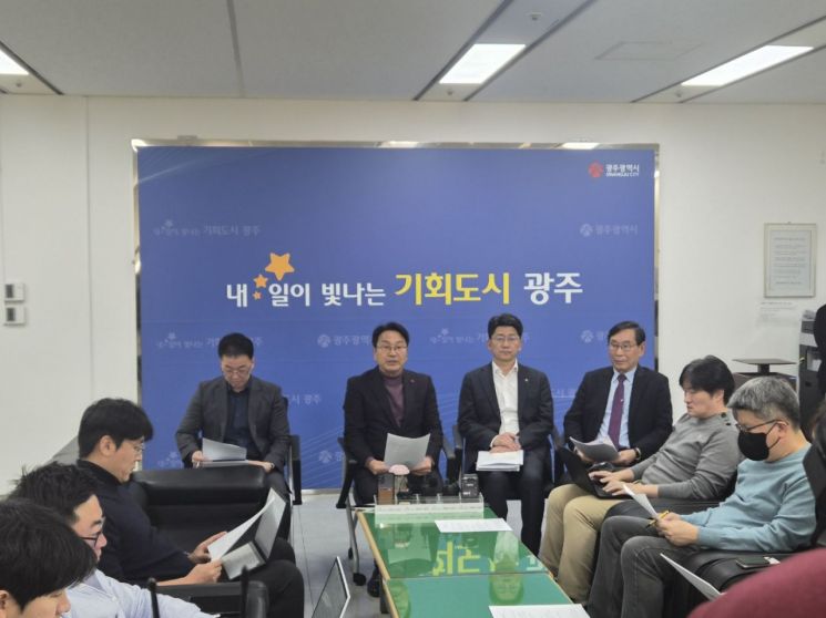 1일 광주시청 브리핑룸에서 강기정 광주시장이 간부들과 함께 비상계엄 1년 평가와 향후 과제를 설명하는 차담회를 진행하고 있다. 송보현 기자