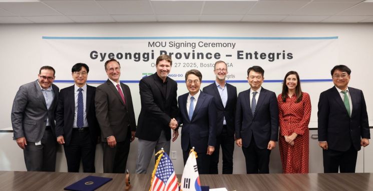 김동연 경기도지사가 지난 10월 미국 보스턴에서 인테그라스와 투자협정을 체결하고 있다. 경기도 제공