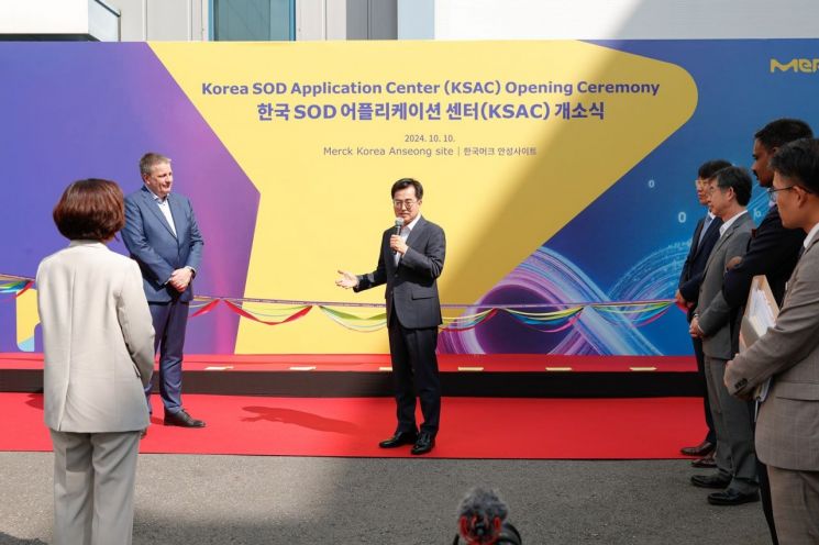 김동연 경기도지사자 2024년 10월 머크 안성공장 반도체소재 연구소 개소식에서 인사말을 하고 있다. 경기도 제공