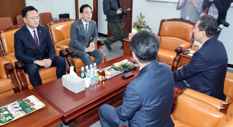 더불어민주당 김병기 원내대표, 문진석 원내운영수석부대표가 국민의힘 송언석 원내대표, 유상범 원내운영수석부대표와 1일 서울 여의도 국회에서 쟁점 예산과 법인세·교육세 인상안을 둘러싼 추가 협상을 위해 회동하고 있다. 연합뉴스