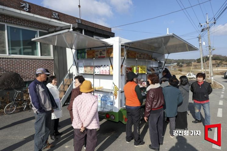 "창고에 쟁여놔야 마음이 편해요"…목숨 건 장보기 해결하는 이동식 마트[식품사막] ③