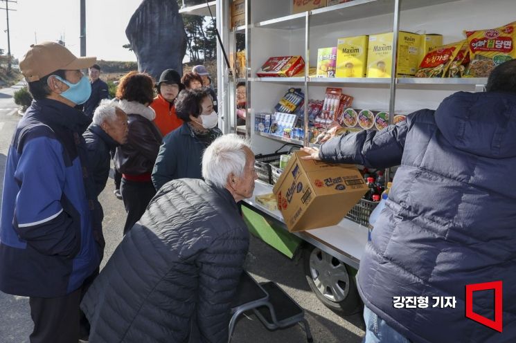 "창고에 쟁여놔야 마음이 편해요"…목숨 건 장보기 해결하는 이동식 마트[식품사막] ③