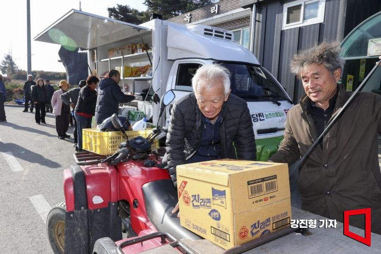 "창고에 쟁여놔야 마음이 편해요"…목숨 건 장보기 해결하는 이동식 마트[식품사막] ③