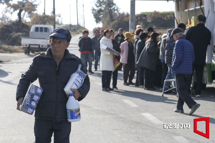 "창고에 쟁여놔야 마음이 편해요"…목숨 건 장보기 해결하는 이동식 마트[식품사막] ③