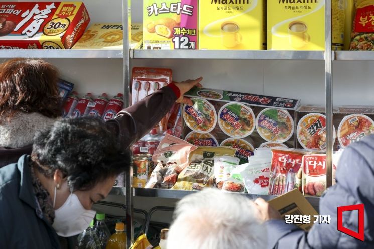 "창고에 쟁여놔야 마음이 편해요"…목숨 건 장보기 해결하는 이동식 마트[식품사막] ③