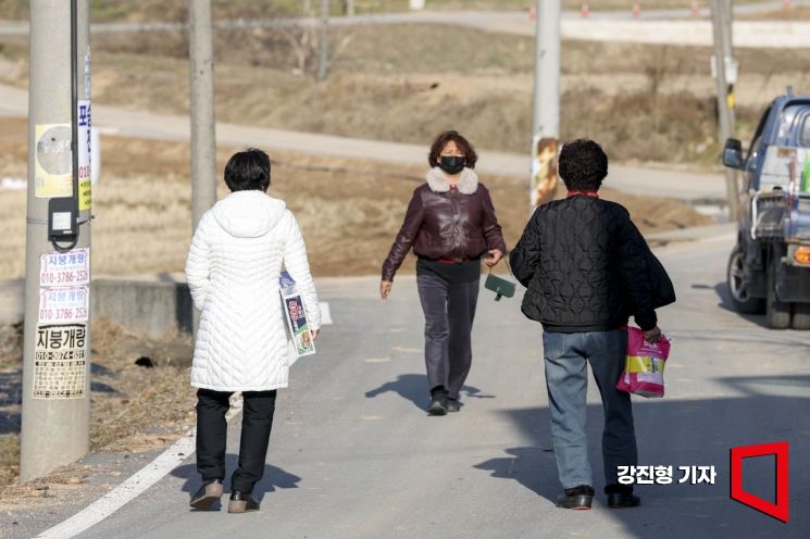 "창고에 쟁여놔야 마음이 편해요"…목숨 건 장보기 해결하는 이동식 마트[식품사막] ③