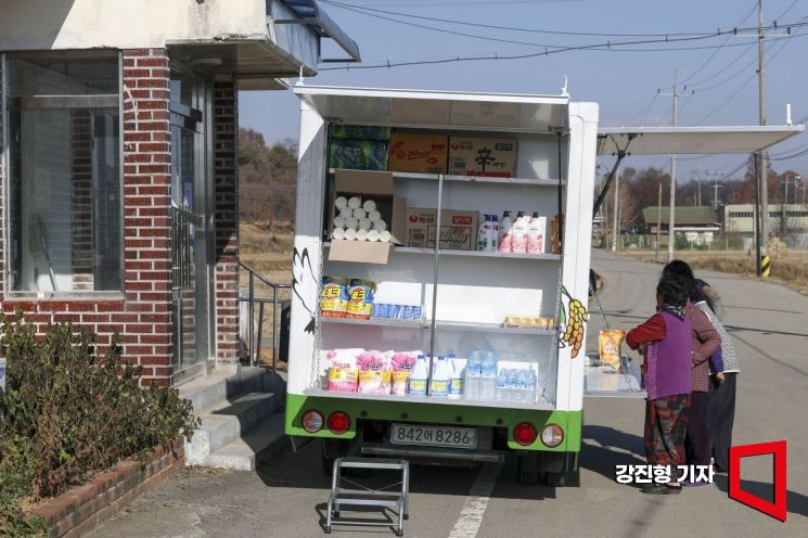 "새벽배송은 사치, 배달이라도 됐으면"…젊은 사람 떠나자 냉장고가 '텅' 비었다 [식품사막]②