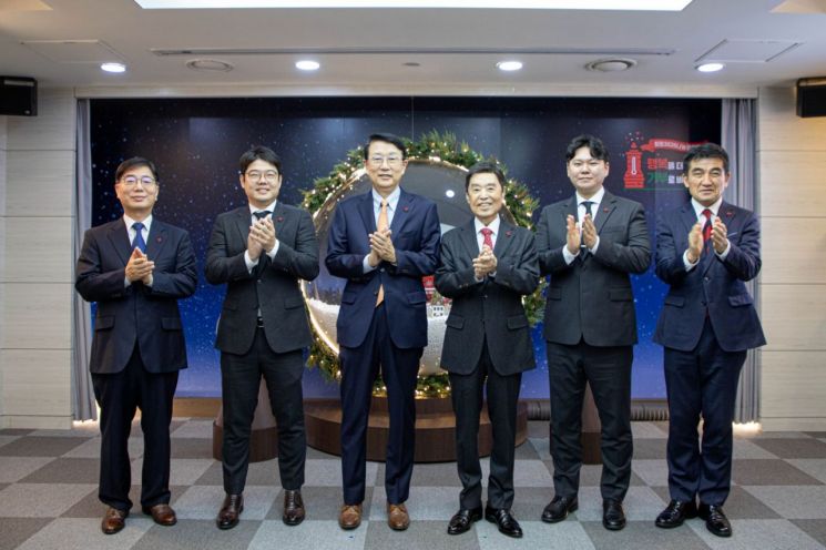 왼쪽 3번째부터 장석훈 삼성사회공헌업무총괄 사장이 김병준 사랑의열매 회장에게 희망2026나눔캠페인 기부금을 전달하고 있다. 사랑의열매