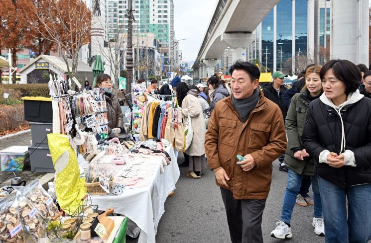 김동근 시장이 지난 11월 29일 시청 앞 도로 일원에서 열린 '걷기 좋은 거리' 행사 현장을 둘러보고 있다. 의정부시 제공