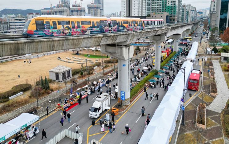 지난 11월 29일 시청 앞 도로 일원에서 열린 '걷기 좋은 거리' 행사 모습. 의정부시 제공