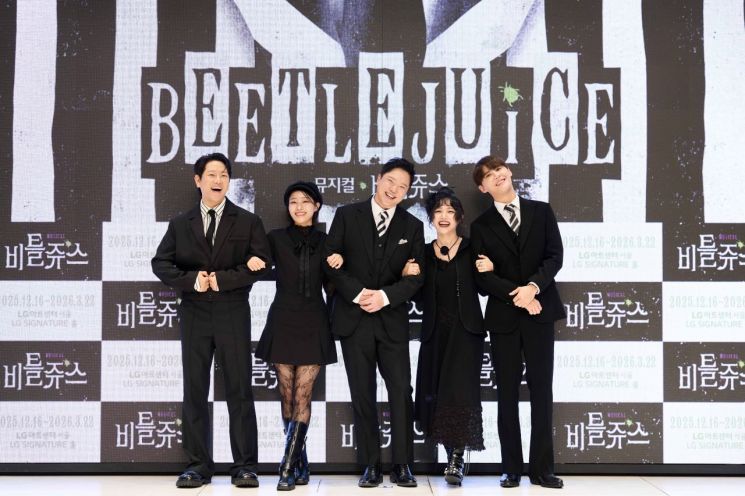 Musical 'Beetlejuice' lead actors Jung Wonyoung, Jang Minje, Jung Sunghwa, Hong Nahyun, and Kim Junsu are taking a commemorative photo at a press conference held on the 1st at Eliena Hotel in Gangnam-gu, Seoul. <br> [Photo by CJ ENM]