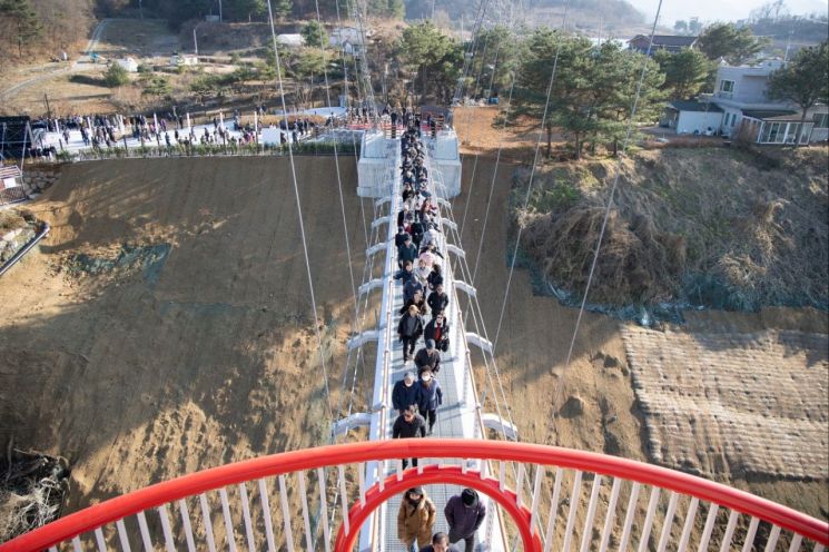 연천군이 1일 오후 2시 청산면 궁평리와 전곡읍 신답리를 연결하는 '한탄강 베개용암 출렁다리' 개통식을 개최하고 있다. 연천군 제공