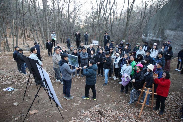 주광덕 남양주시장이 1일 별내동 불암산 일원에서 불법시설물 행정대집행을 마무리하고 정비된 현장을 시민과 함께 점검하는 '현장 로드체킹'을 실시하고 있다. 남양주시 제공