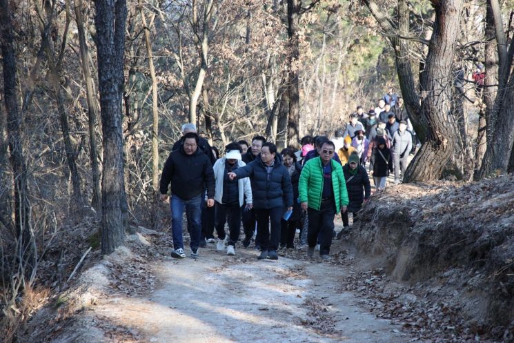 주광덕 남양주시장이 1일 별내동 불암산 일원에서 불법시설물 행정대집행을 마무리하고 정비된 현장을 시민과 함께 점검하는 '현장 로드체킹'을 실시하고 있다. 남양주시 제공