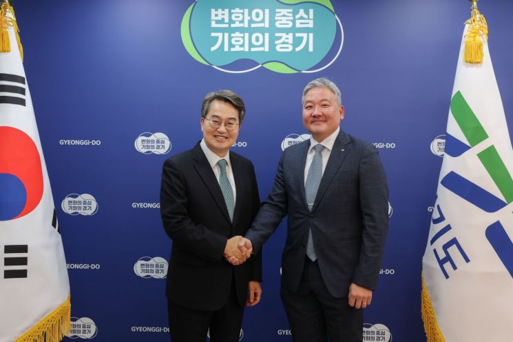 이주옥 WEF 아시아·태평양국장이 1일 경기도를 방문해 내년 1월 스위스 다보스에서 열리는 세계경제포럼(World Economic Forum, WEF) 2026 연차총회(다보스포럼) 초청장과 프로그램 일정을 김동연 경기도지사에게 직접 전달한 후 기념촬영을 하고 있다. 경기도 제공