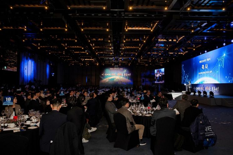 벤처기업협회는 1일 서울 강남구 인터콘티넨탈 파르나스 호텔에서 '대한민국 벤처 30주년 전야제'를 개최했다. 벤처기업협회