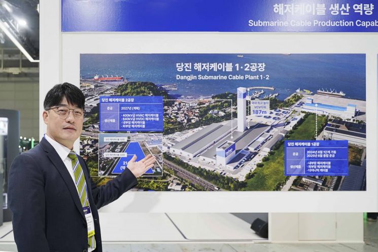주형균 대한전선 해저사업부 상무가 지난달 6일 광주 김대중컨벤션센터에서 열린 전력·에너지 산업 박람회인 ‘빅스포(BIXPO) 2025’에서 대한전선의 충남 당진 케이블 공장을 소개하고 있다. 대한전선.