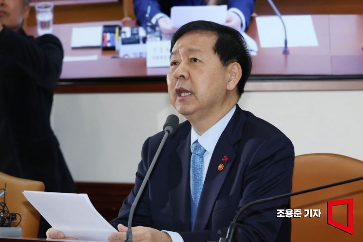 구윤철 경제부총리 겸 기획재정부 장관이 2일 서울 종로구 정부서울청사에서 열린 경제관계장관회의 겸 물가관계장관회의에 참석, 소비자물가동향 관련 발언을 하고 있다. 2025.12.2 조용준 기자