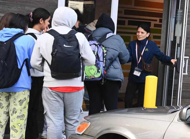 "오후 2~4시 10대들은 출입 금지"…특단의 조치 내린 맥도날드, 왜? 