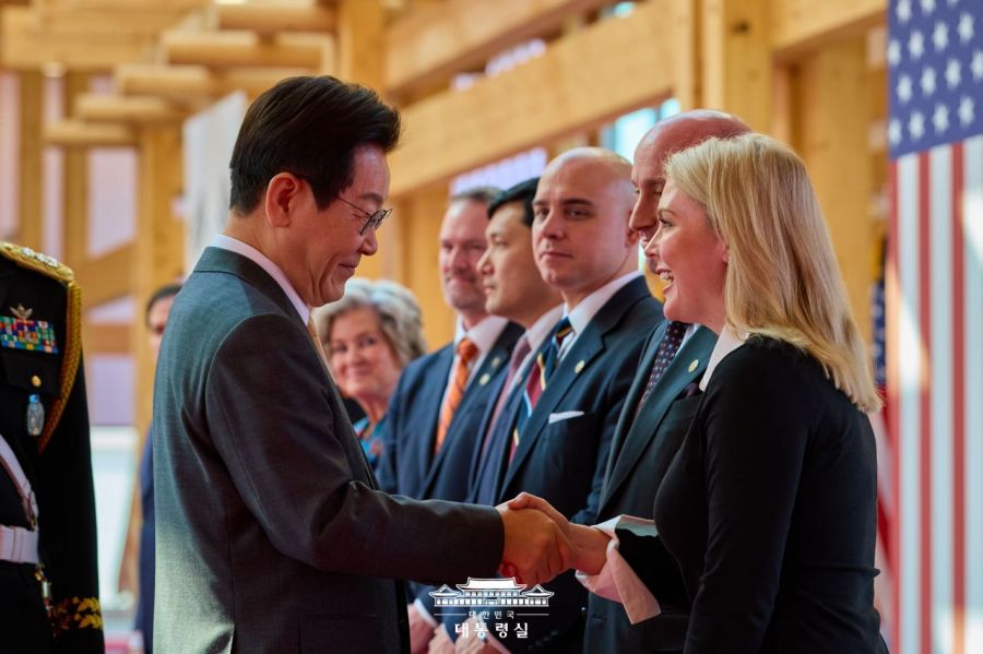 이재명 대통령이 10월 29일 경북 경주박물관에서 열린 도널드 트럼프 미국 대통령 공식 환영식에서 캐롤라인 레빗 백악관 대변인과 인사하고 있다. /대통령실