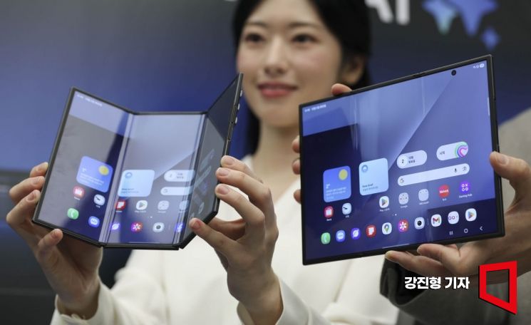 폴더블 시장만 놓고 보면 삼성의 자신감에는 이유가 있다. 삼성은 2019년 첫 갤럭시 폴드를 출시한 이후 폴더블 스마트폰을 지속적으로 내놓으며 시장을 키워왔다. 이 가운데 지난해 12월에는 갤럭시Z 트라이폴드'를 공개하기도 했다. 강진형 기자