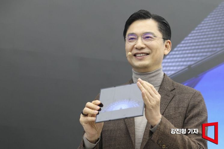임성택 삼성전자 한국총괄 부사장이 2일 서울 서초구 삼성 강남에서 열린 삼성전자 폴더블폰 '갤럭시Z 트라이폴드 공개 미디어 브리핑'에서 제품 공개 하고 있다. 2025.12.2 강진형 기자