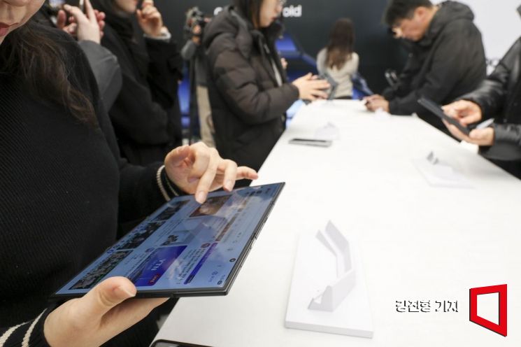 2일 서울 서초구 삼성 강남에서 열린 삼성전자 폴더블폰 '갤럭시Z 트라이폴드 공개 미디어 브리핑'에서 취재진이 제품을 체험하고 있다. 2025.12.2 강진형 기자