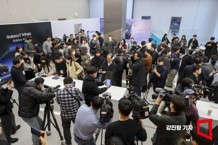 [포토] 갤럭시Z 트라이폴드 체험하는 취재진