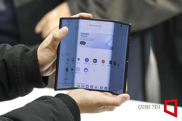 '완판 행진' 갤럭시Z 트라이폴드…소량 입고해 오늘 3차 판매 