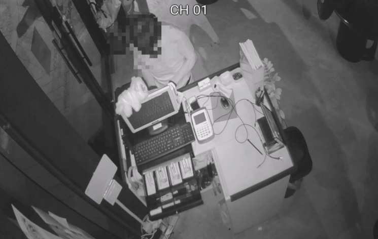 특정범죄가중처벌법상 절도 혐의로 구속 송치된 60대 남성 A씨가 범행 당시 포스기 후면에 손을 대고 있다. 서울 송파경찰서