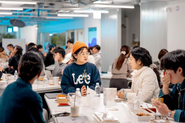 지난달 27일 열린 브랜드 성장 밋업 '임팩톤 25'에서 참가자들이 토론하고 있다. 아임웹