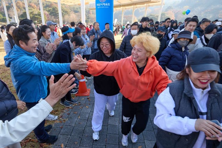 제6회 아산 시민건강 걷기대회에서 오세현 시장이 시민들을 응원하고 있다. 2025.11.15. 아산시청