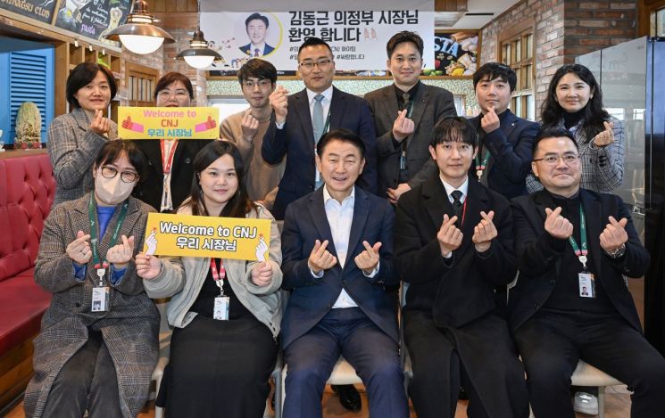 김동근 시장이 지난 1일 ㈜CNJ헬스케어를 방문해 간담회를 진행한 뒤 함께 기념사진을 찍고 있다. 의정부시 제공